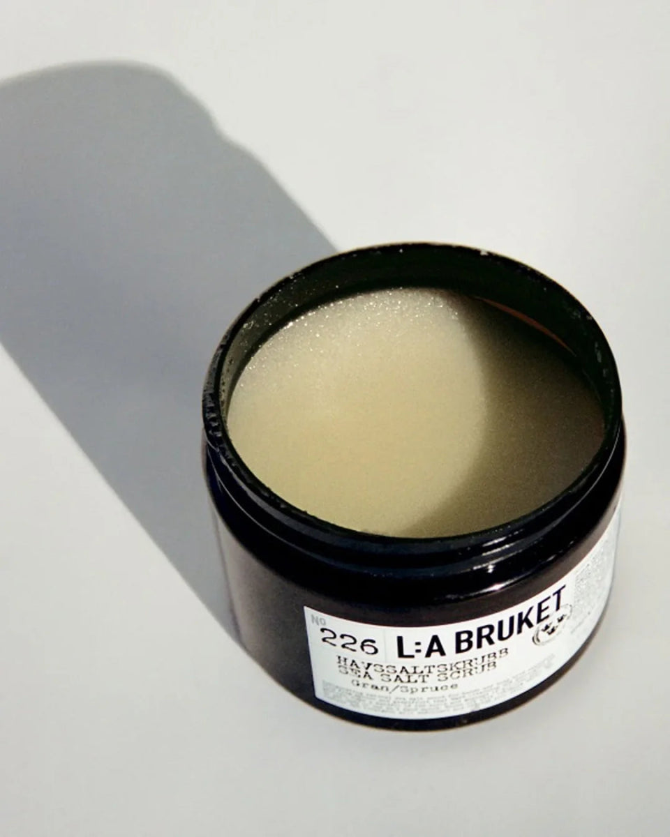 226 Body Scrub (Scrub corpo al sale marino Abete rosso) - L:A Bruket - Scrub corpo - VG Charme