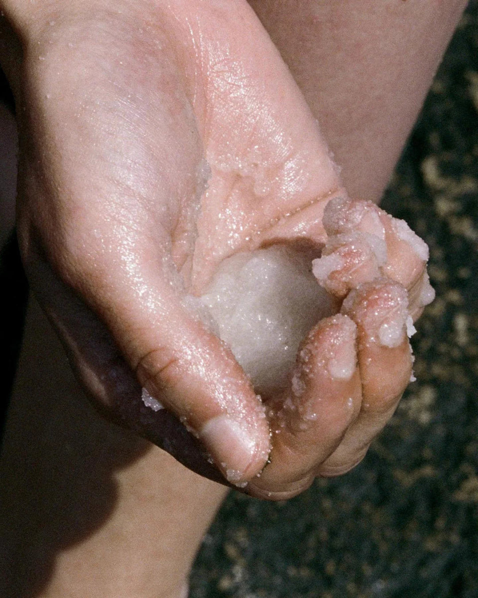 226 Body Scrub (Scrub corpo al sale marino Abete rosso) - L:A Bruket - Scrub corpo - VG Charme