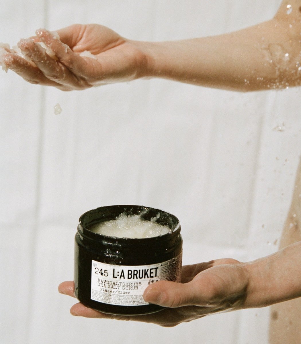 245 Scrub corpo al sale marino Sambuco - L:A Bruket - Scrub corpo - VG Charme