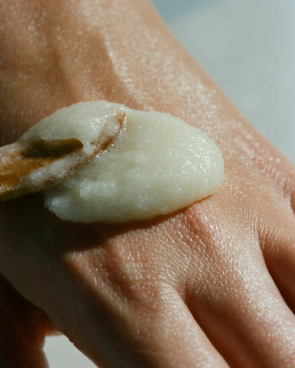 246 Restorative Algae Hand Peel (Peeling mani alle alghe rigeneranti) - L:A Bruket - Crema mani - VG Charme