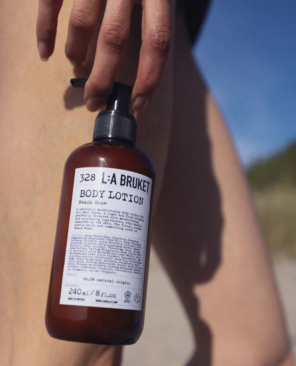 328 Body Lotion Beach Rose (Lozione Corpo Rosa da Spiaggia) - L:A Bruket - Lozione idratante - VG Charme