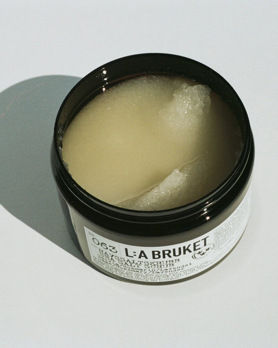 063 Sea Salt Scrub (Scrub corpo al sale marino Salvia / Rosmarino / Lavanda) - L:A Bruket - Scrub corpo - VG Charme