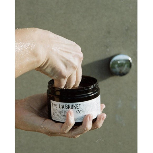 135 Scrub corpo al sale marino Eucalipto - L:A Bruket - Scrub corpo - VG Charme